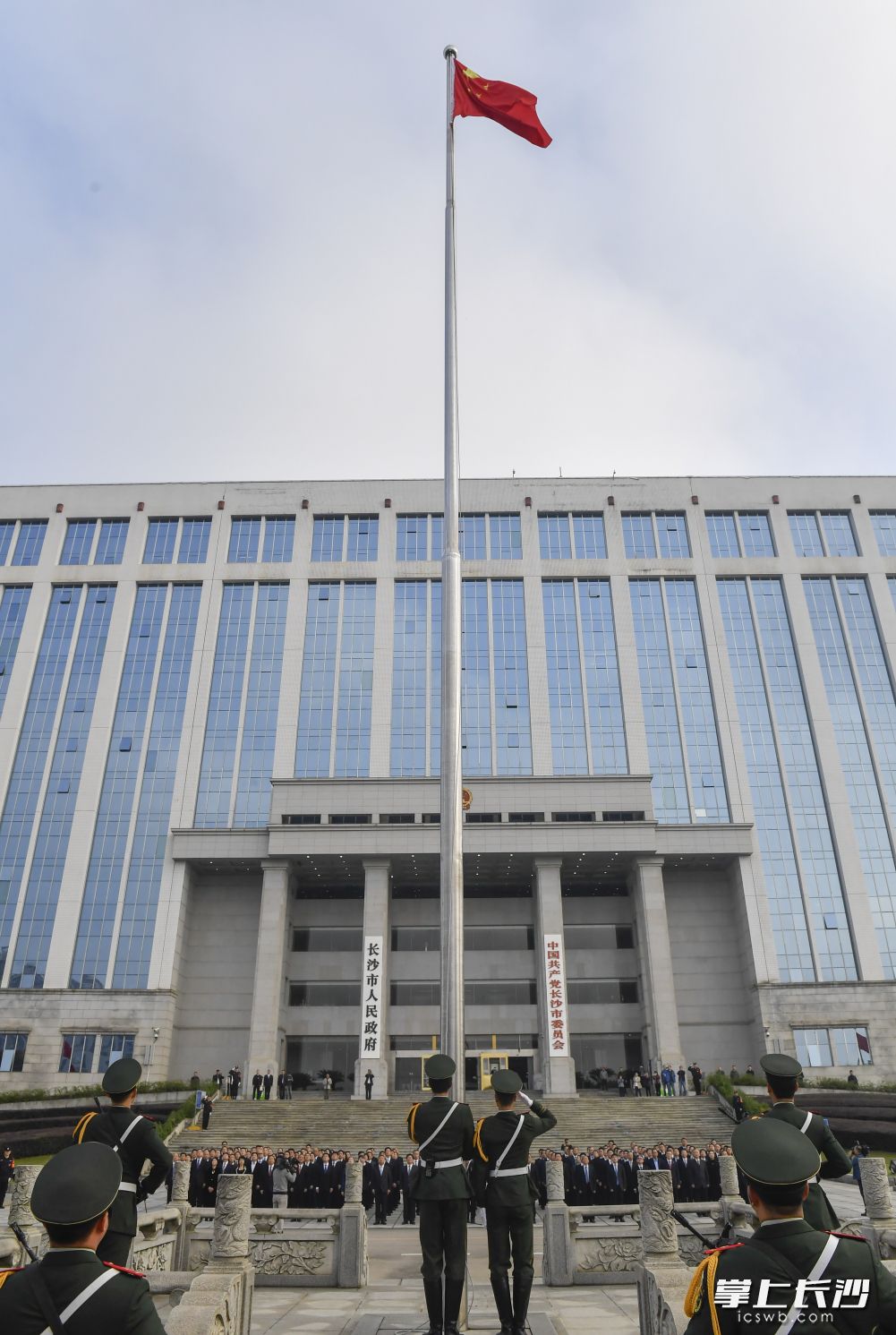 長沙市直機(jī)關(guān)升國旗儀式現(xiàn)場。長沙晚報記者 余劭劼 攝