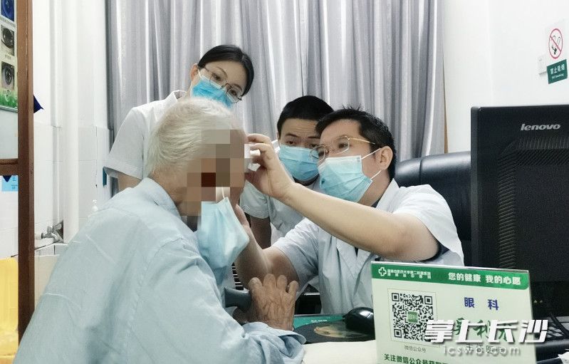 吳利龍主任醫(yī)師正在接診患者,。由醫(yī)院供圖