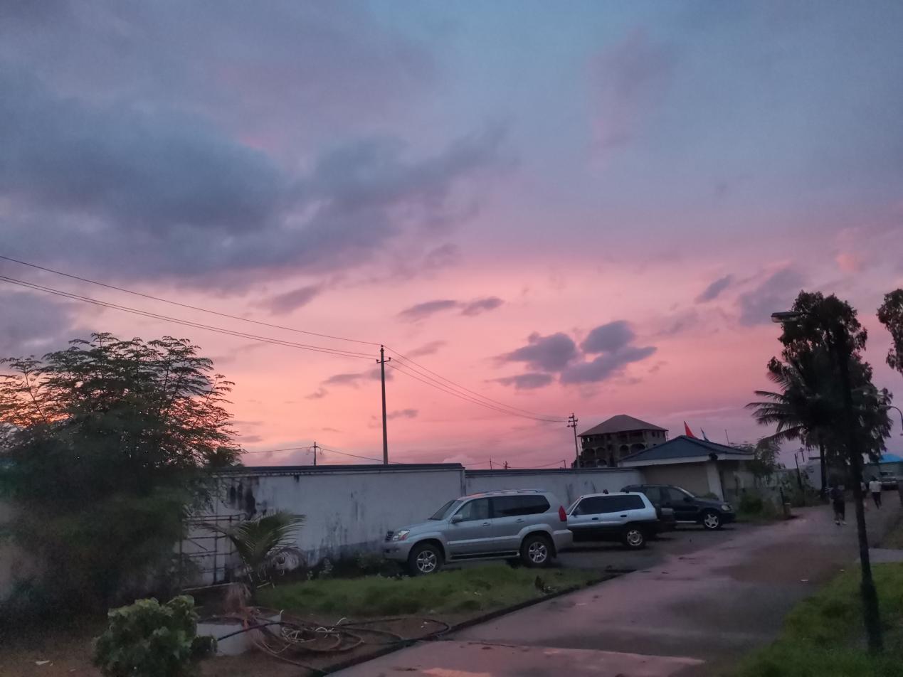 雨后的弗里敦清晨。受訪者 供圖