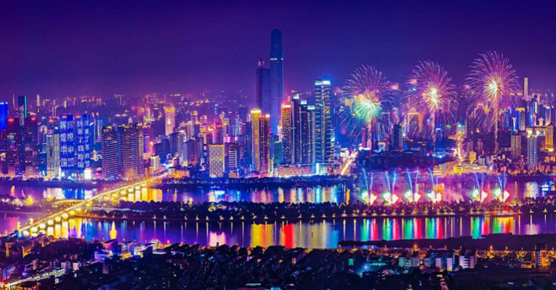 五一商圈的夜經(jīng)濟(jì)吸引海內(nèi)外客商打卡消費(fèi),。長(zhǎng)沙晚報(bào)全媒體記者 王志偉 攝