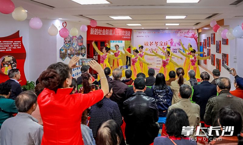 朗誦,、獨唱,、老年模特隊走秀……現(xiàn)場節(jié)目精彩紛呈