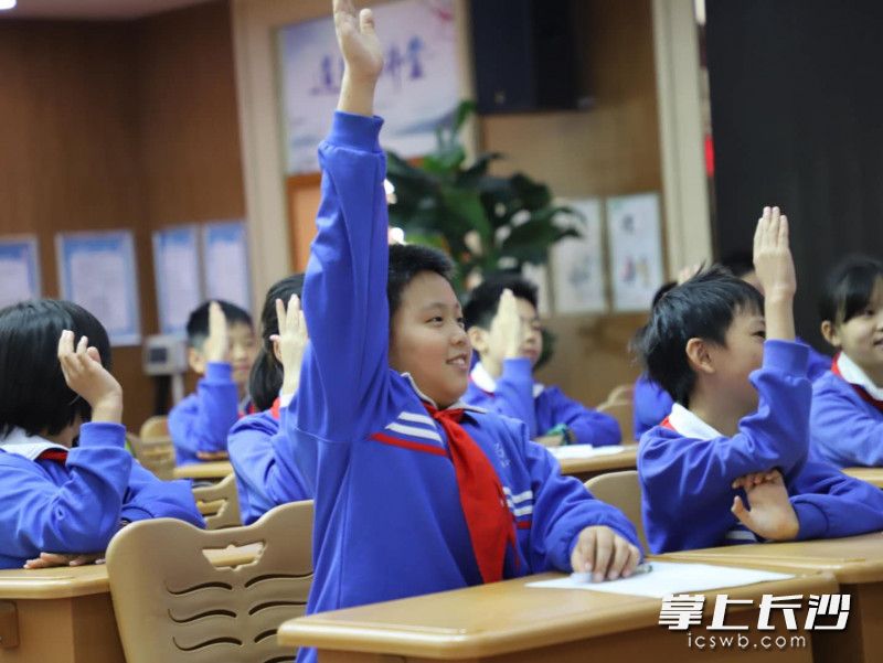 上課中,，學(xué)生積極舉手答題，互動(dòng)頻繁,。
