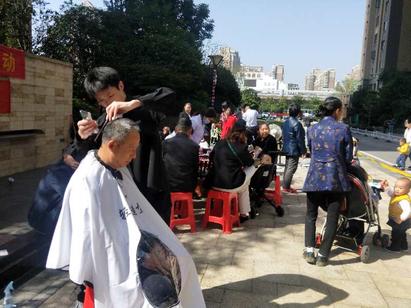 “便民集市”亮相金地格林公館小區(qū),，居民足不出小區(qū)就能享受義剪服務。長沙晚報通訊員  任娜娜 攝