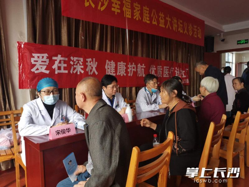 名醫(yī)專家給五星村村民送去義診和健康咨詢服務(wù),。