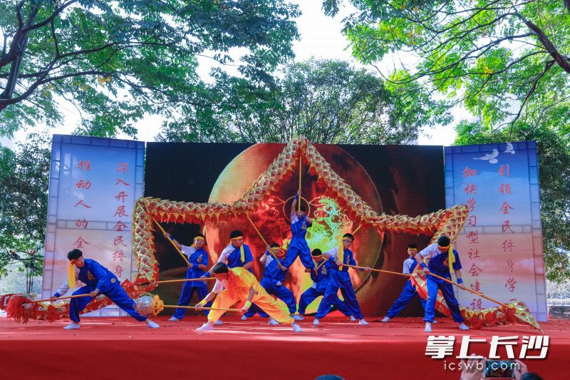 明德洞井中學(xué)學(xué)生與社區(qū)居民聯(lián)動展示傳統(tǒng)舞龍技藝,。