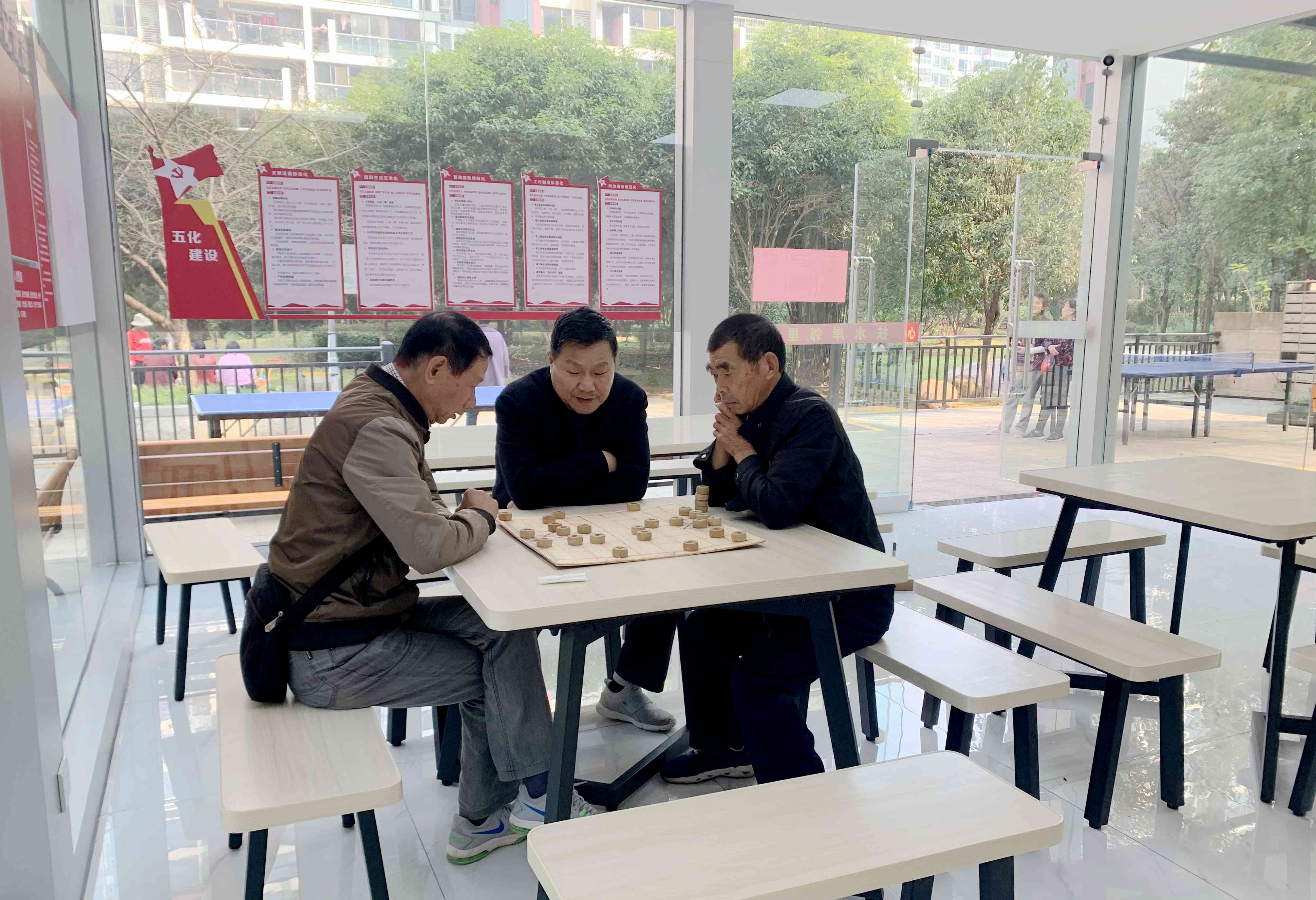 居民在鄰里文化中心下棋,。