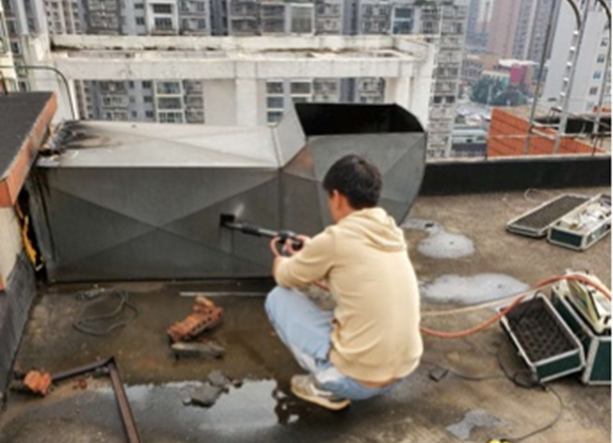 第三方檢測機構在對油煙排放進行檢查。