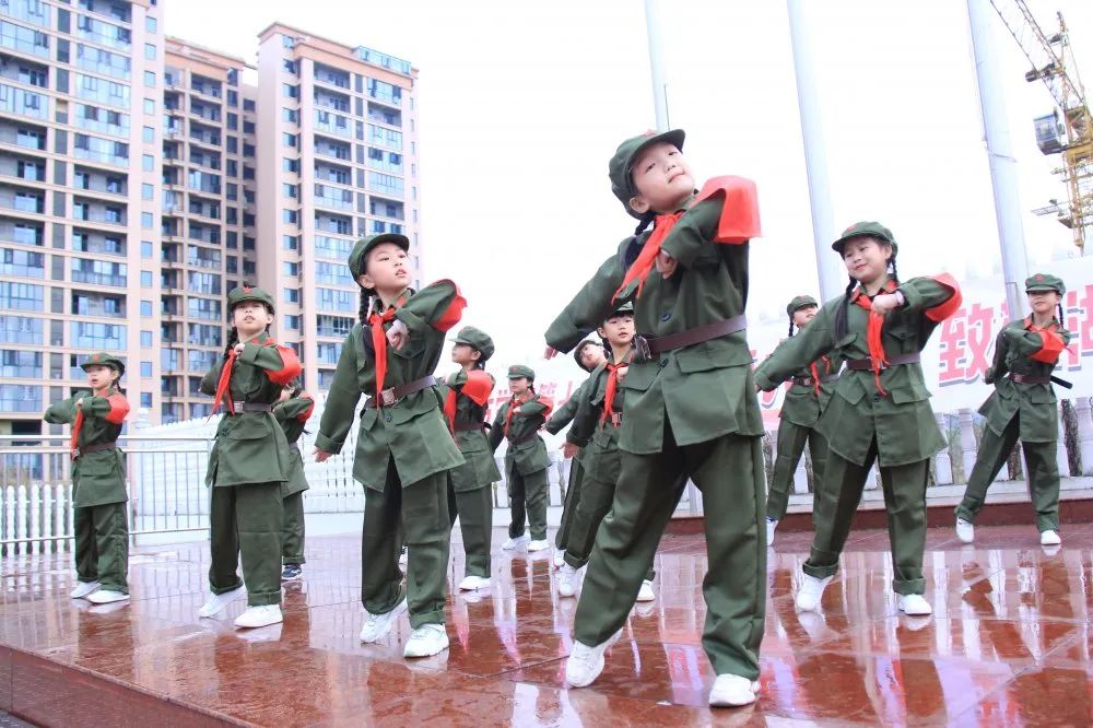 青雅麗發(fā)學(xué)校小學(xué)生在表演節(jié)目,。