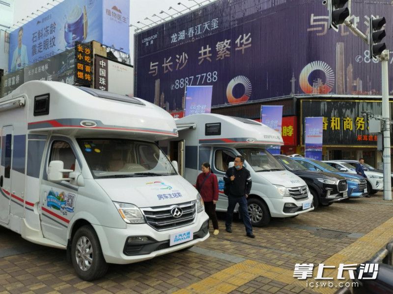 步行街上辦起了車展。
