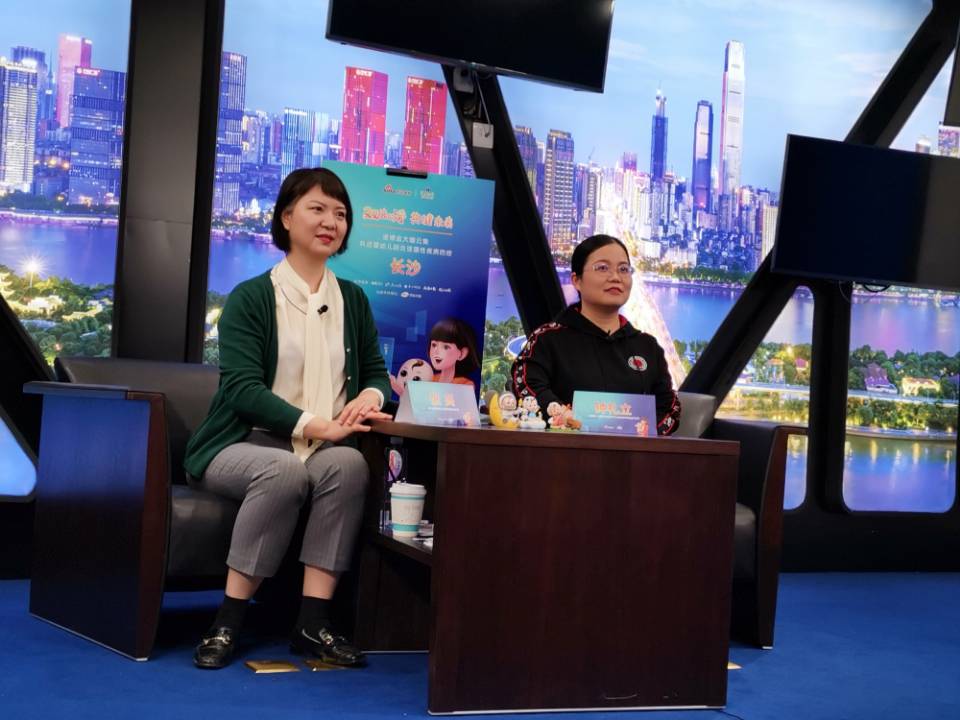 8日下午，長(zhǎng)沙等六地同步舉行了一場(chǎng)“雙倍的愛(ài),，共‘健’未來(lái)”公益直播，鐘禮立（右）,、張英等專(zhuān)家建議早接種、早預(yù)防,，守護(hù)小月齡寶寶的健康未來(lái)。長(zhǎng)沙晚報(bào)全媒體記者 楊云龍 攝