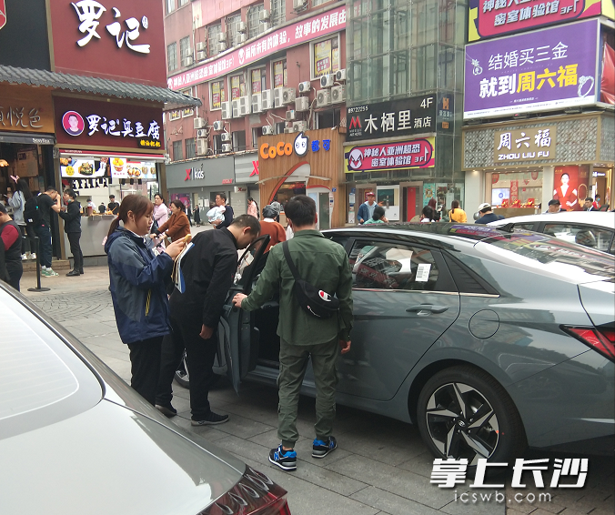 步行街辦車展，吸引市民游客參與,。
