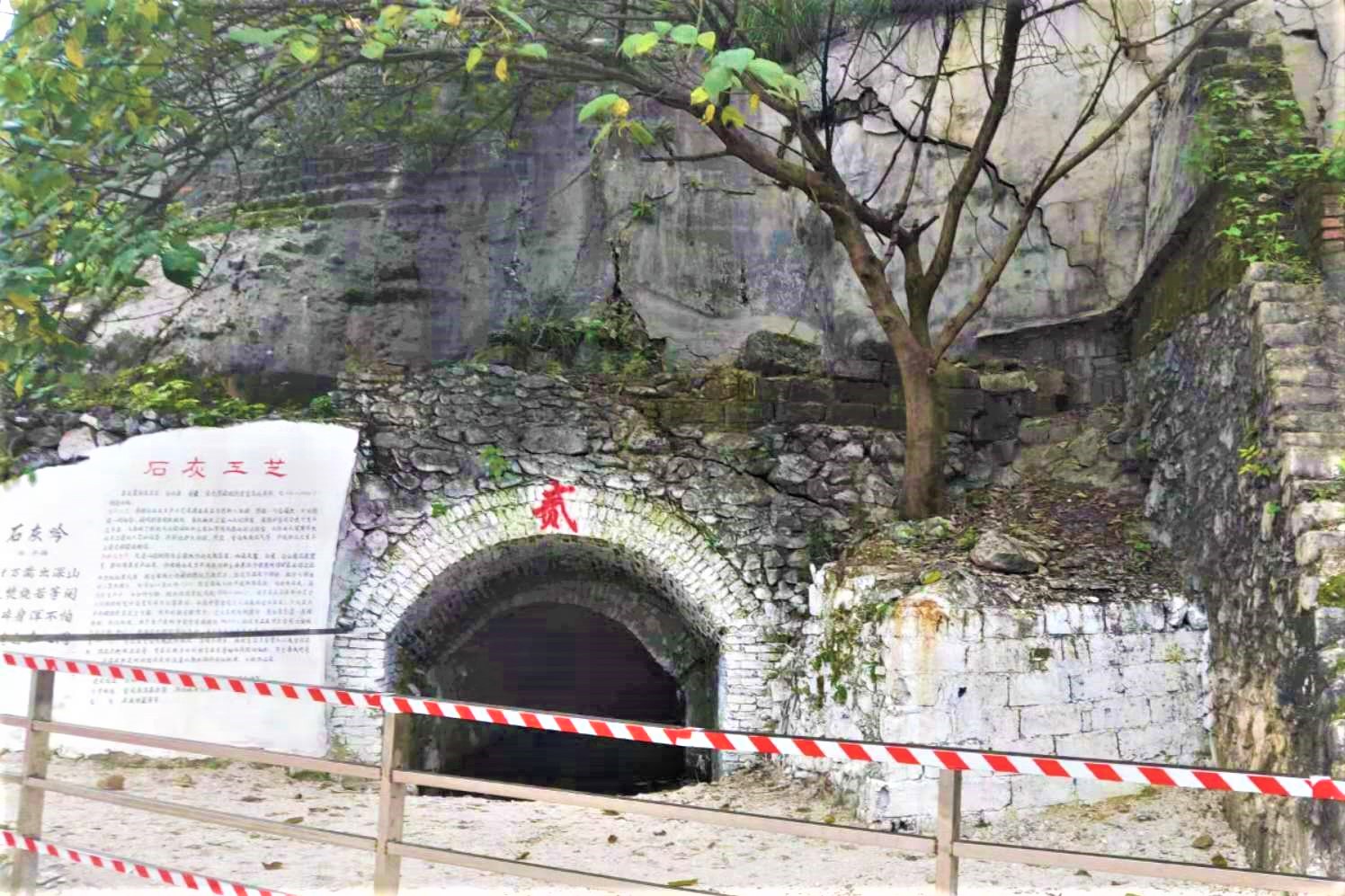 青磚斑駁，草木蒼翠,，直面沙皮塘石灰窯遺存景點,，歷史滄桑感油然而生。長沙晚報全媒體記者 張禹 通訊員 邱繼行 攝影報道