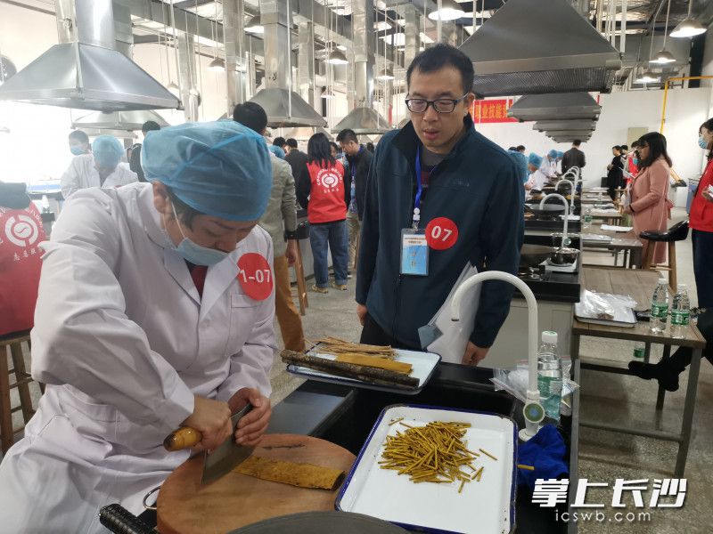 參賽選手進(jìn)行中藥材切制操作,。