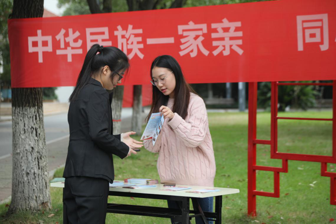 志愿者發(fā)放宣傳手冊,。蔡元森　供圖