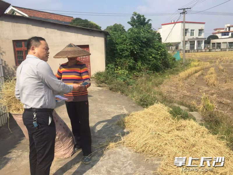 巡查人員與農(nóng)民進(jìn)行交流,。羅忠亮 供圖