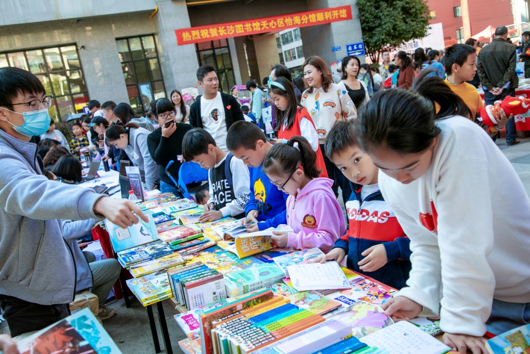 11月14日,，“我為書(shū)香天心選館藏”活動(dòng)在天心區(qū)怡海社區(qū)分館前坪舉行,，圖為市民排隊(duì)辦證、選書(shū)、借書(shū)現(xiàn)場(chǎng),。