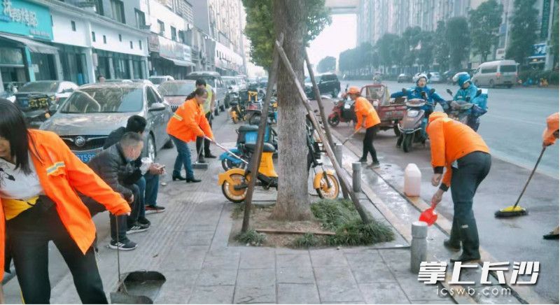 天心環(huán)衛(wèi)工人正在進行清掃工作,。