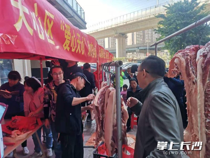 愛心集市吸引了不少市民的參與,。長沙晚報全媒體記者 王斌 攝