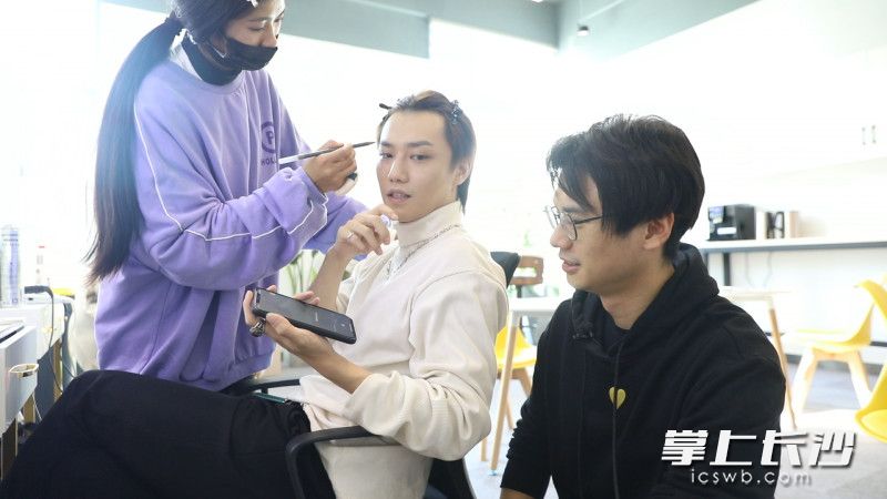 楊天昊正在與公司視頻博主討論視頻的內(nèi)容,。