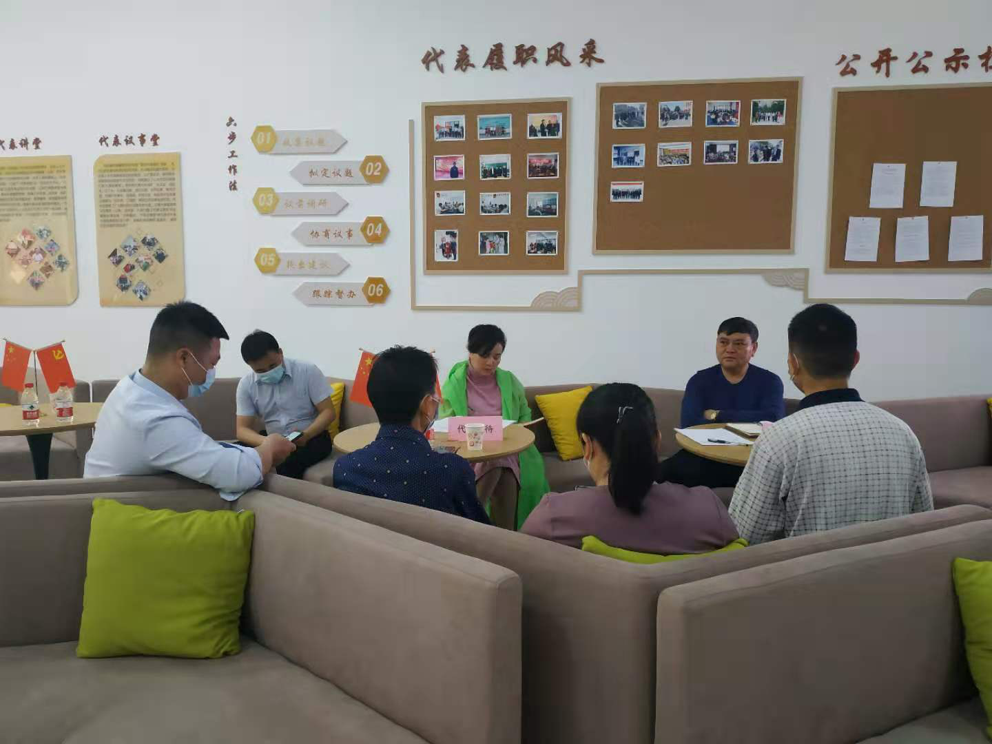 人大代表收集選民意見(jiàn)。   通訊員供圖
