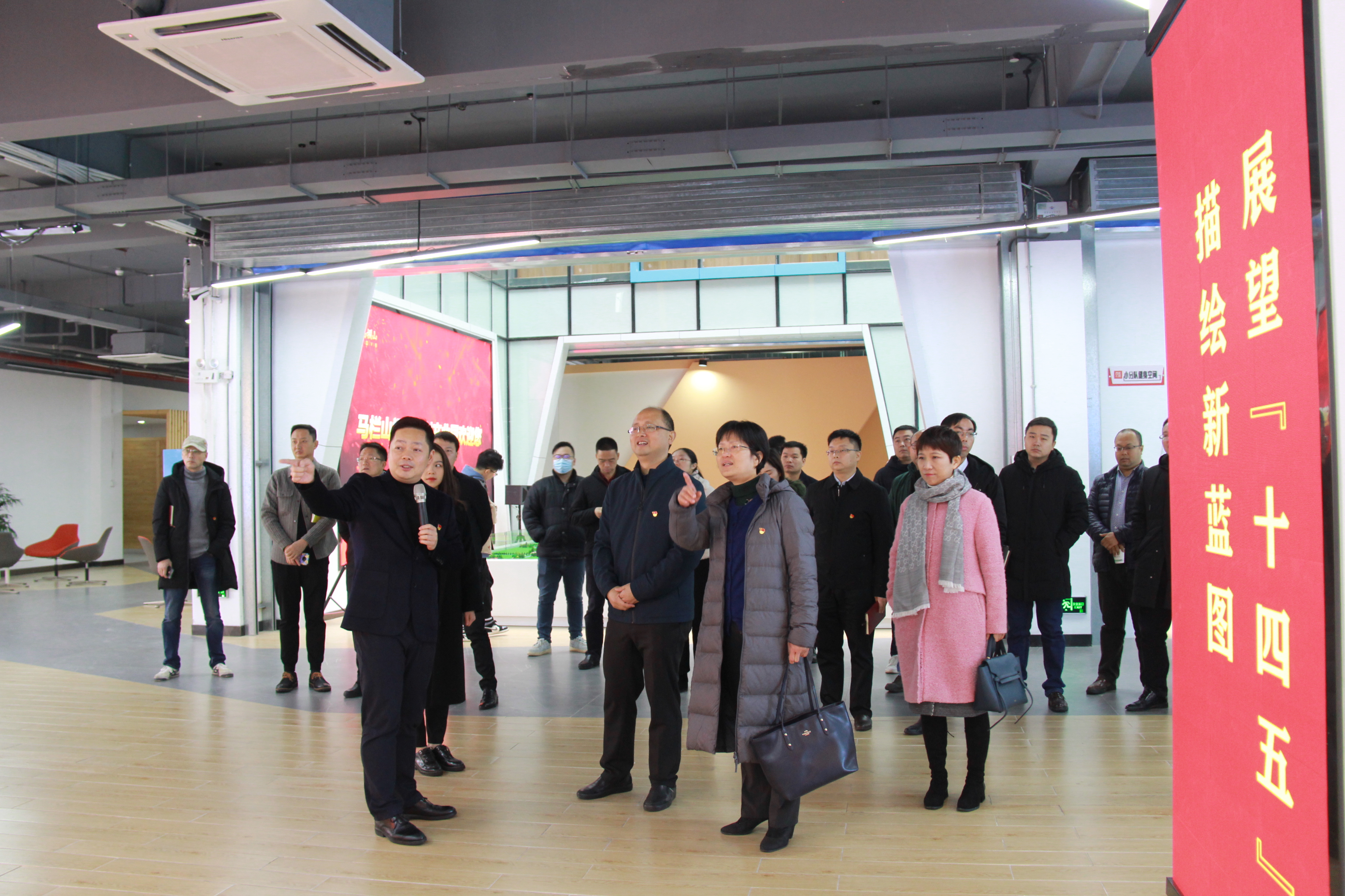 全體黨員參觀了馬欄山創(chuàng)智園和園區(qū)展示館,。