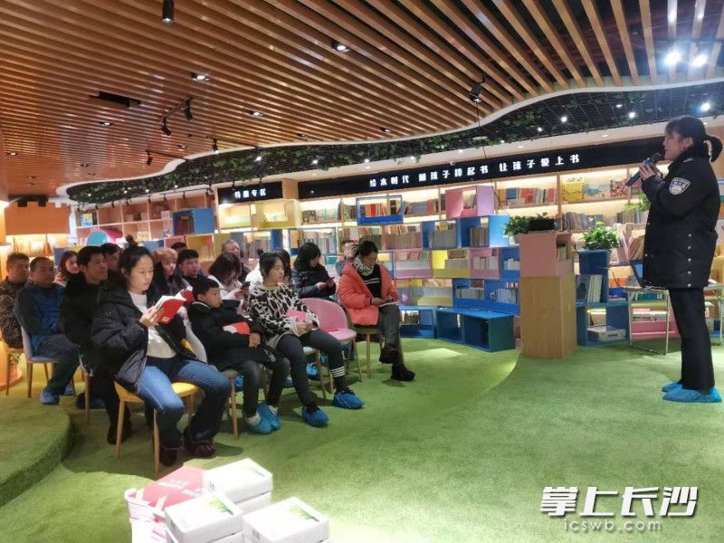 天心區(qū)赤嶺路“點(diǎn)亮家燈”法律工作室現(xiàn)場(chǎng),。長(zhǎng)沙晚報(bào)全媒體記者 王斌 攝