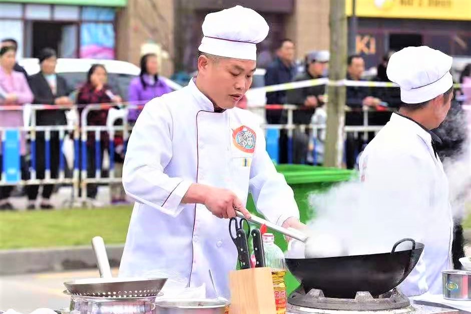 在位于寧鄉(xiāng)市的灰湯溫泉國家級旅游度假區(qū)，一場熱鬧的廚神烹飪大賽吸引了來訪的游客和附近的鄉(xiāng)親們,。均為受訪方者供圖