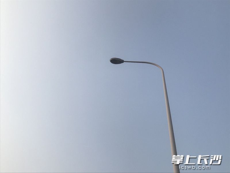 小區(qū)門(mén)口的路燈,，長(zhǎng)時(shí)間不亮。