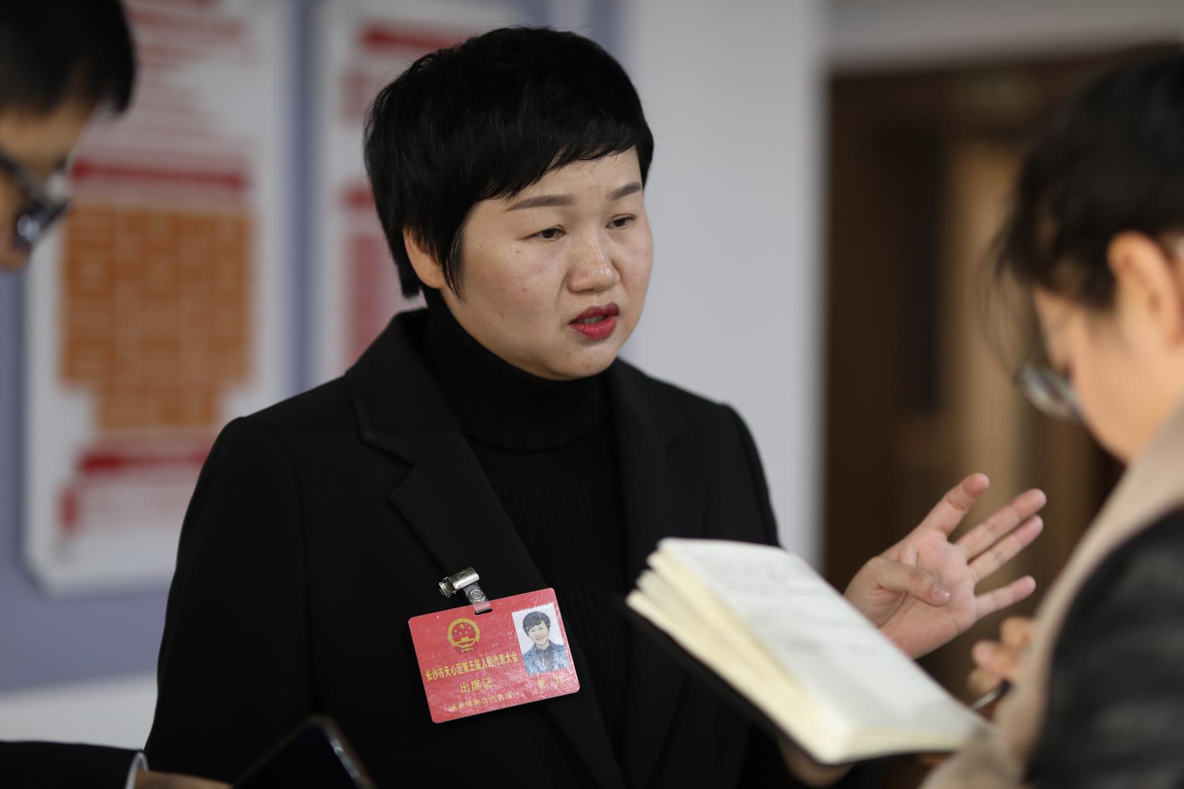 區(qū)人大代表樊瓊接受記者采訪。