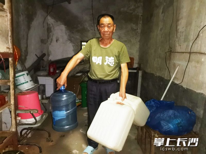 范少華將以前到外地打水用的“寶葫蘆”亮了出來(lái)。如今他家已通上自來(lái)水,。長(zhǎng)沙晚報(bào)全媒體記者 王斌 攝