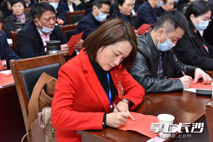 人大代表在為天心區(qū)民生實(shí)事項(xiàng)目填寫(xiě)選票,。