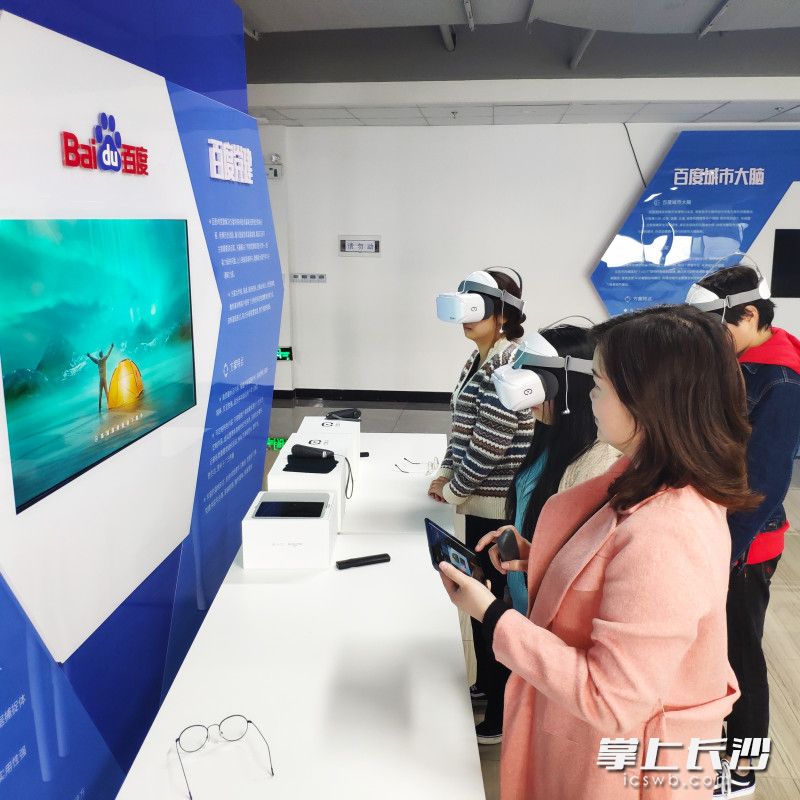 百度云手機(jī)基地,，一些人在體驗(yàn)VR黨建,。長(zhǎng)沙晚報(bào)全媒體記者 鄒麟 攝