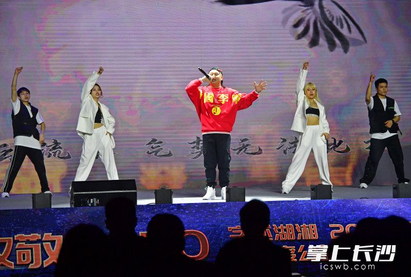 音樂(lè)制作人Punkey 和演舞會(huì)館的演員們表演為本次活動(dòng)量身創(chuàng)作的單曲《年字長(zhǎng)沙》,。