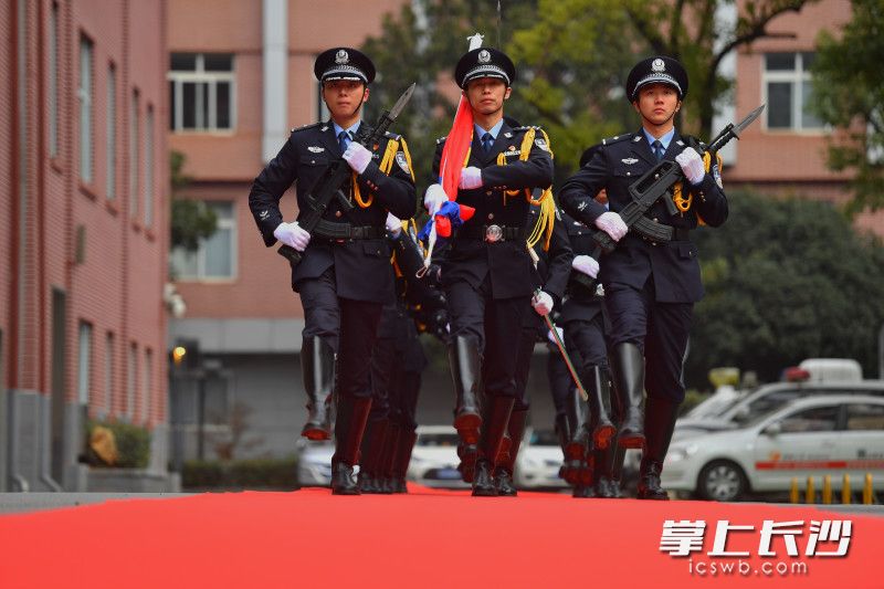 今日,，長(zhǎng)沙市公安局首次舉行升警旗儀式，慶祝首個(gè)“中國(guó)人民警察節(jié)”,。均為長(zhǎng)沙晚報(bào)全媒體記者 黃啟晴攝