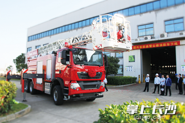 中聯(lián)重科下線國內(nèi)首款曲臂云梯消防車,。  通訊員 丁未提供