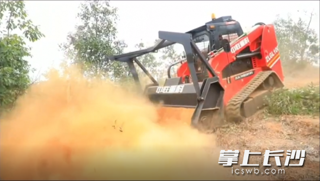中聯(lián)重科攜全球首款森林隔離帶開(kāi)辟車(chē)參加湖南省森林火災(zāi)應(yīng)急演練。通訊員丁未供圖