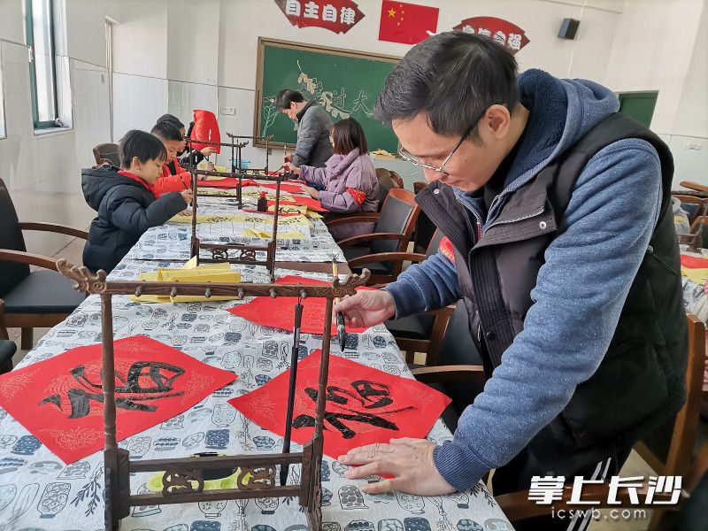 老師帶著孩子們寫“福”字,。學校供圖