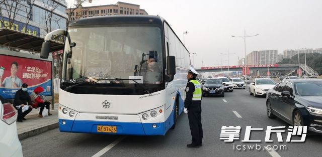 春運期間天心交警對客貨運車輛進行檢查。長沙晚報全媒體記者 王斌 攝