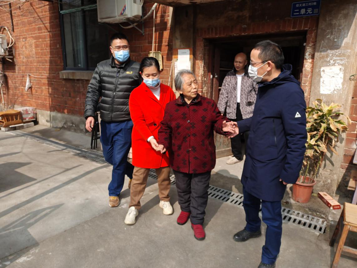 “金?！睈坌闹驹刚邤v扶老人外出享受冬日暖陽,。