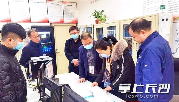 交叉執(zhí)法檢查現(xiàn)場,。黃憬 供圖