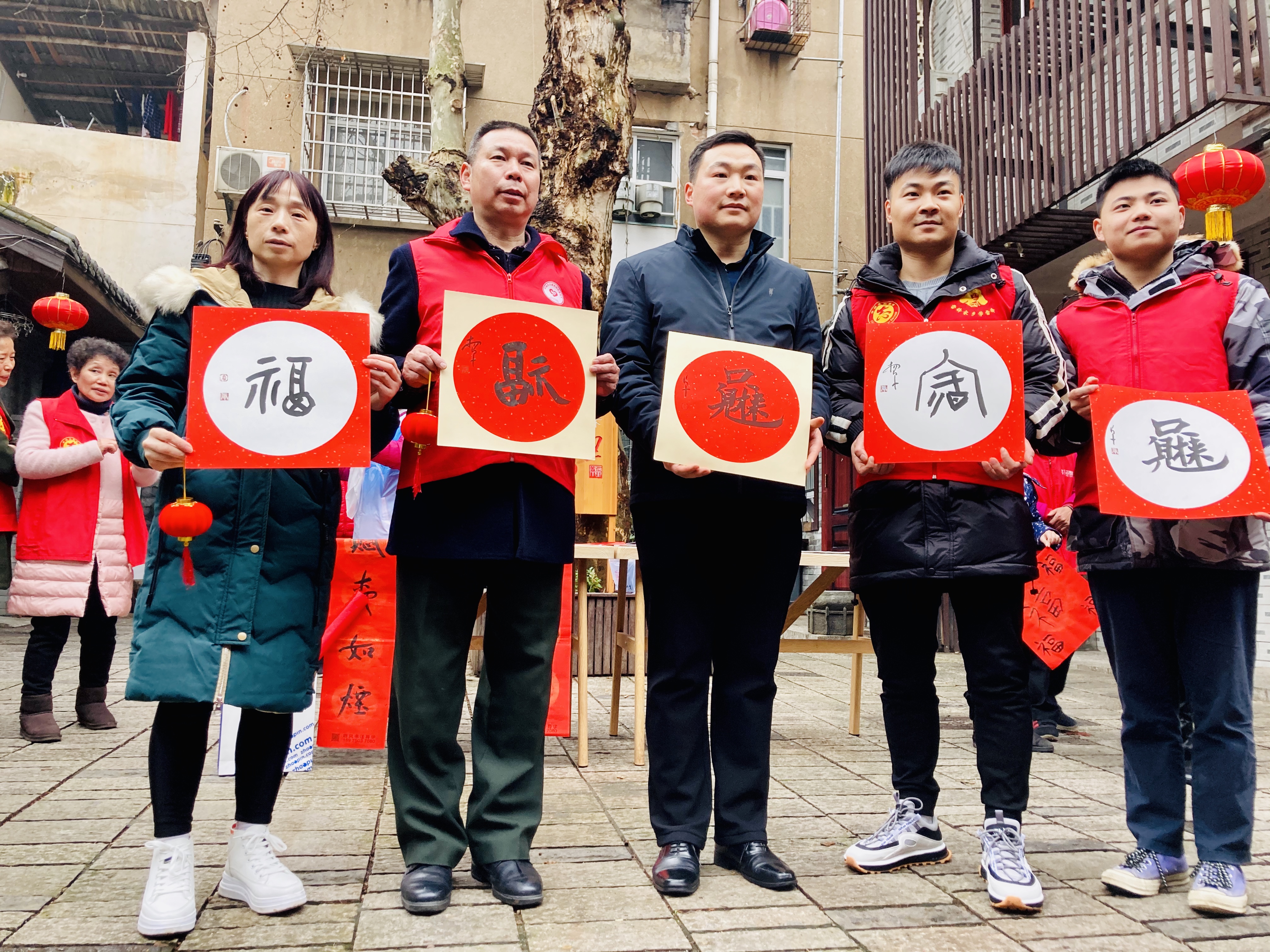 志愿者和就地過(guò)年人士一起裝點(diǎn)扮靚歷史步道,。 