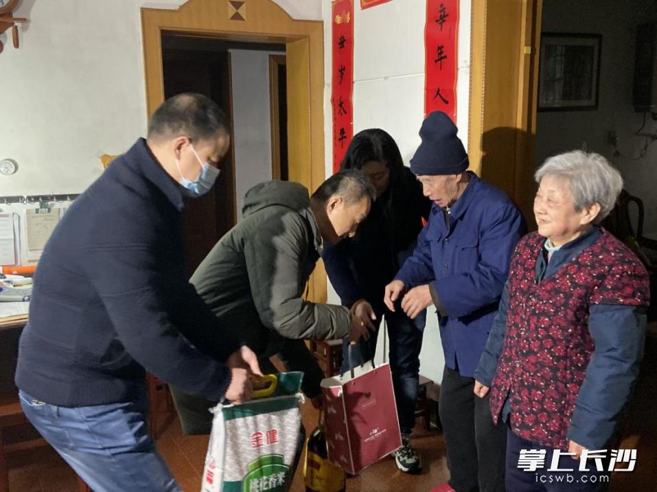 愛(ài)心企業(yè)悅方ID MALL負(fù)責(zé)人上門(mén)慰問(wèn)老黨員陳維海。王斌 梁婷 攝影報(bào)道