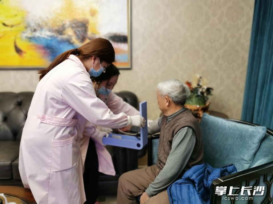 黃興南路社區(qū)衛(wèi)生服務(wù)中心家庭醫(yī)生上門(mén)為幫扶對(duì)象服務(wù)。