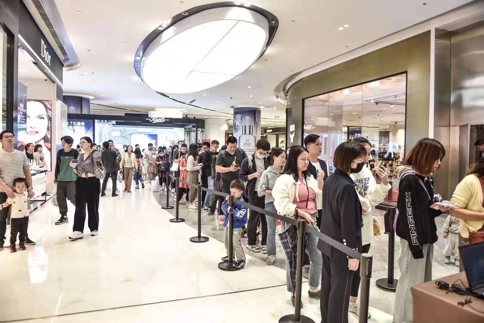 小龍蝦大派送，吸引了很多年輕人參與,。