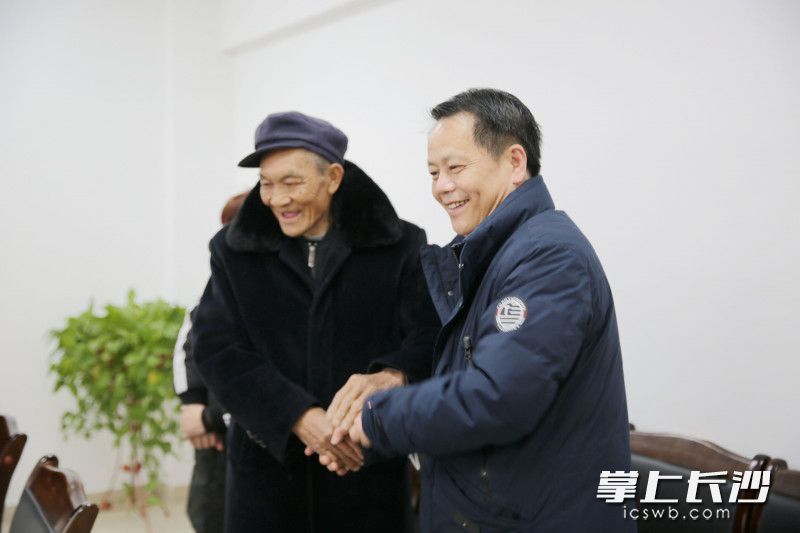 周繼如和陳道廣老人的手緊緊拉在一起,。  長沙晚報通訊員 粟青梅 攝