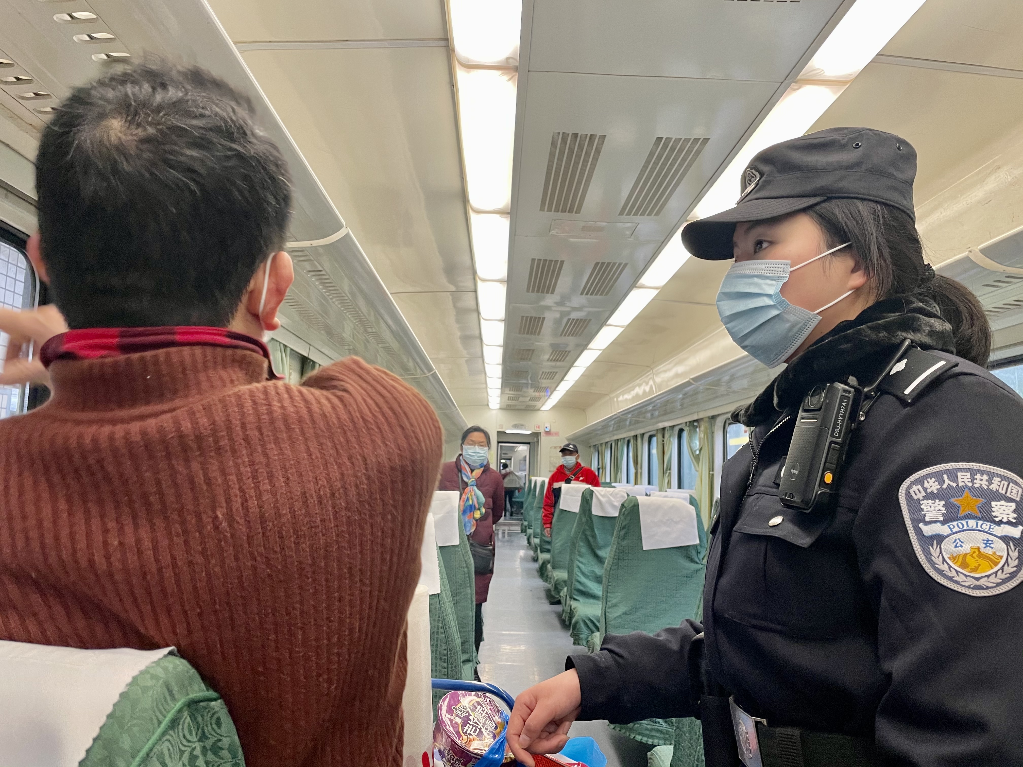 在列車上,，張晨正在提醒乘客注意把行李放穩(wěn)當(dāng)。長沙晚報全媒體記者 聶映榮 攝