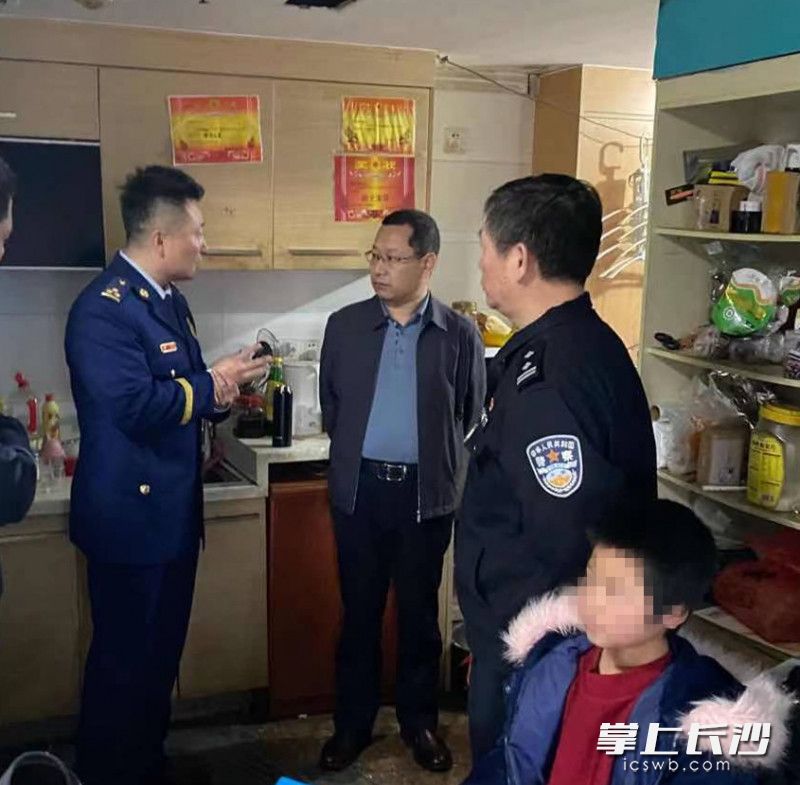 執(zhí)法人員在菲宇酒店發(fā)現(xiàn)諸多違規(guī)問(wèn)題,立即向帶隊(duì)領(lǐng)導(dǎo)匯報(bào),。