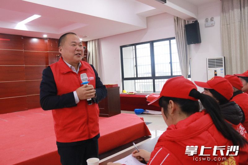 小蜜蜂志愿服務協(xié)會會長楊士泉分享志愿服務心得。