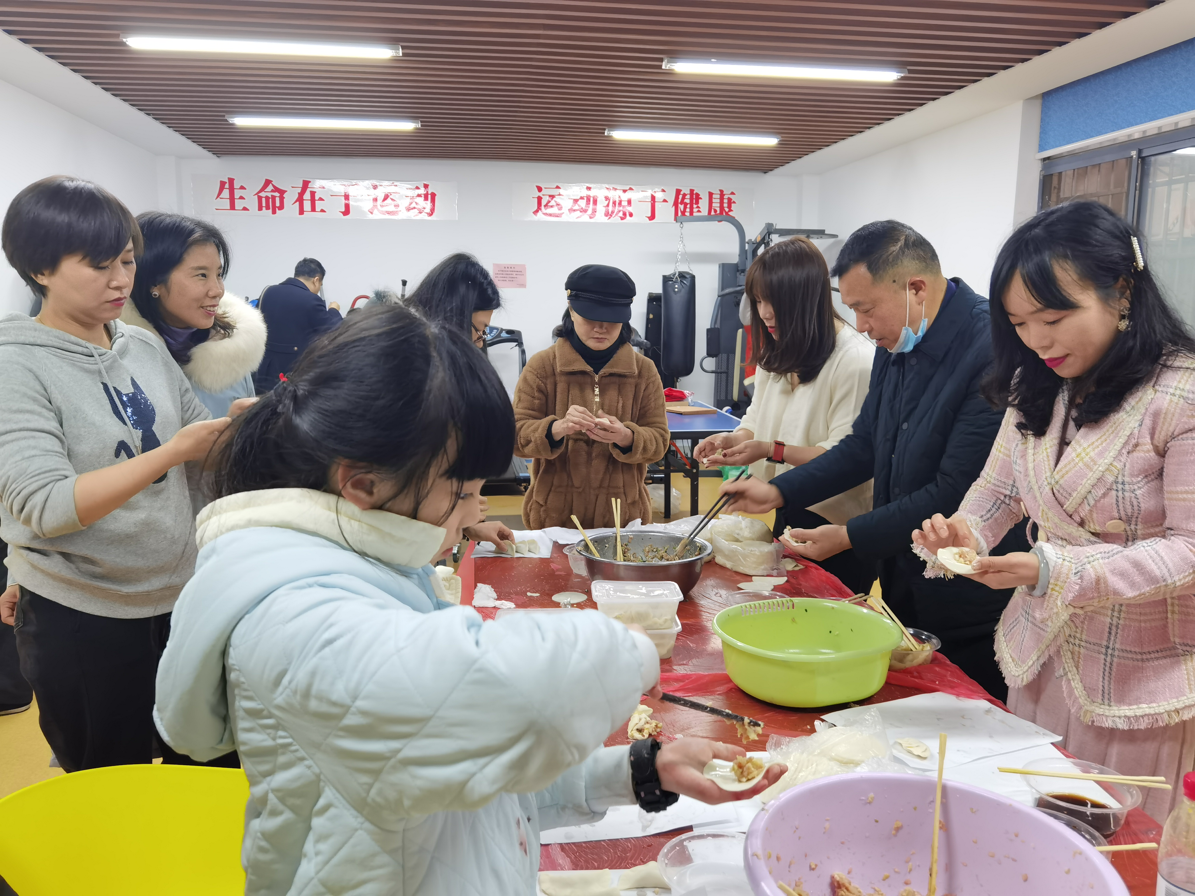 活動現(xiàn)場,，大家一同動手，把心意包進餃子,。