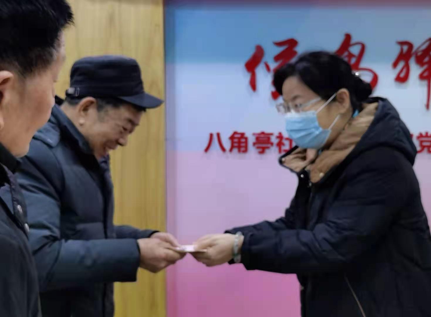 天心區(qū)人大常委會(huì)主任于獻(xiàn)一行人慰問群眾。